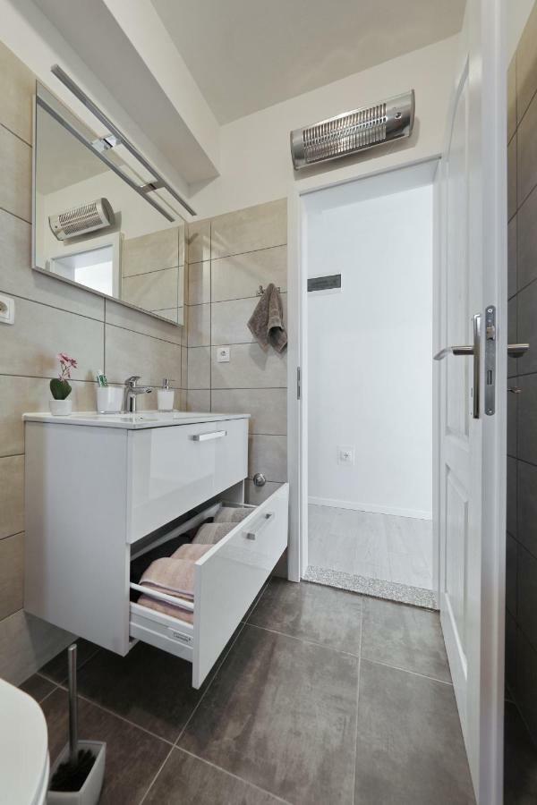 Holiday Home Hrast Debeljak Exterior foto